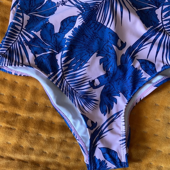 One piece - Picture 3 of 3